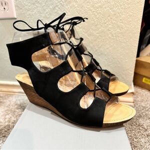 Adam Tucker Black Nubuck Wedge Sandals EUC